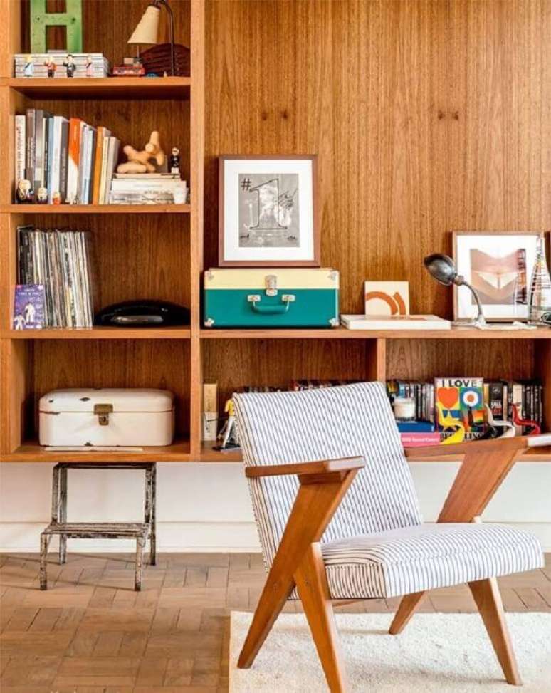 12. Vinil como objetos de decoração para estante de sala de madeira – Foto: Pinterest