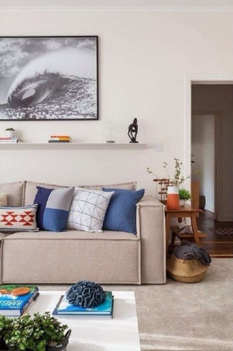 24. Objetos de decoração para sala clean com almofadas estampadas para sofá bege – Foto: Apartment Therapy