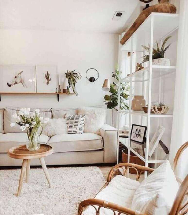 22. Objetos de decoração para sala branca com vasos de plantas em estante de ferro – Foto: Kimber Interiors