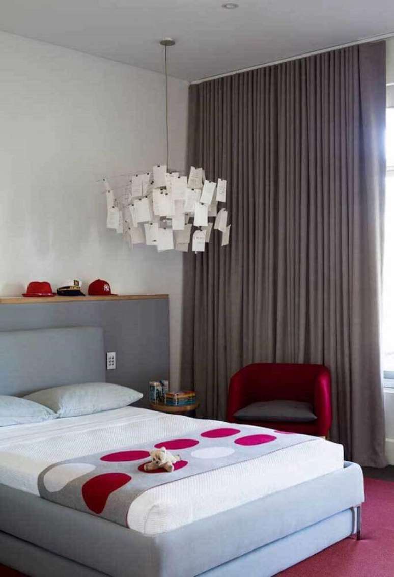 64. Quarto de casal cinza e branco decorado com poltrona vermelha &ndash; Foto: Houzz