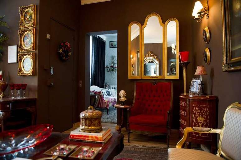 28. Salas cl&aacute;ssicas ganham muito com uma poltrona vermelha. Projeto de Faride Elia