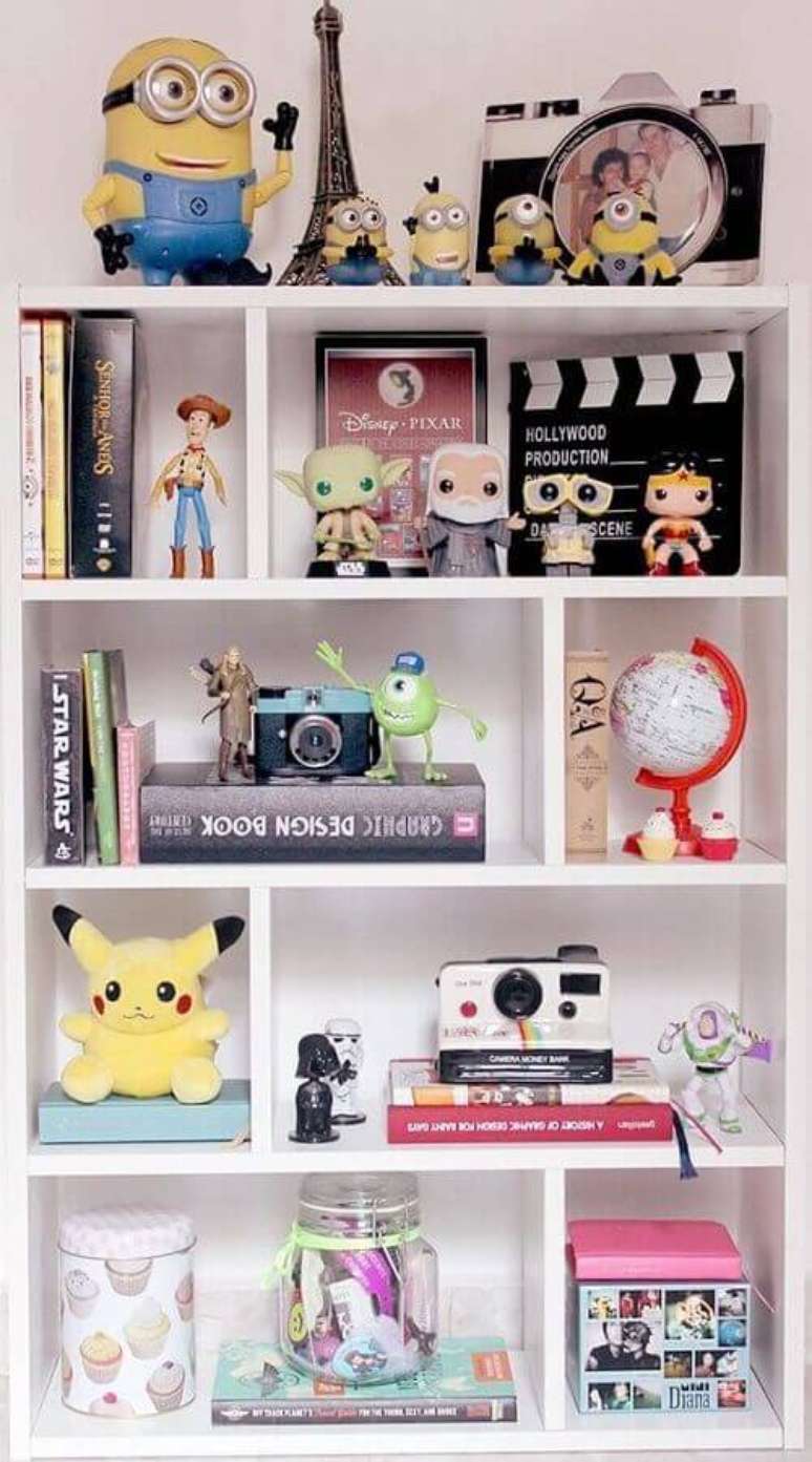 7. Objetos de decoração para estante de sala com action figures – Foto: Muito Chique