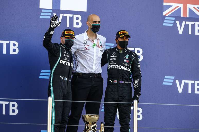 Valtteri Bottas, engenheiro da Mercedes e Lewis Hamilton no pódio em Sóchi 