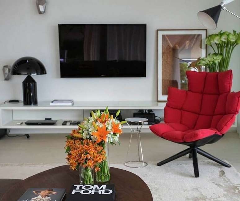 20. Objetos de decoração para rack sala de TV com poltrona vermelha – Foto: Fernanda Marques – Arquiteta