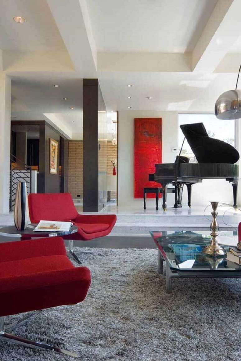 60. Poltrona vermelha para sala cinza moderna decorada com piano de cauda – Foto: Pinterest