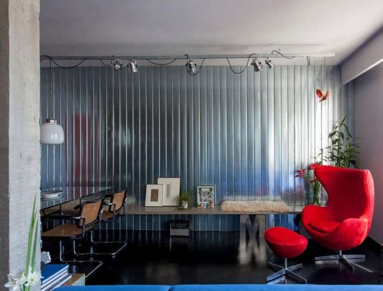 11. Esta poltrona vermelha &eacute; chamativa o bastante. Projeto de Tria Arquitetura