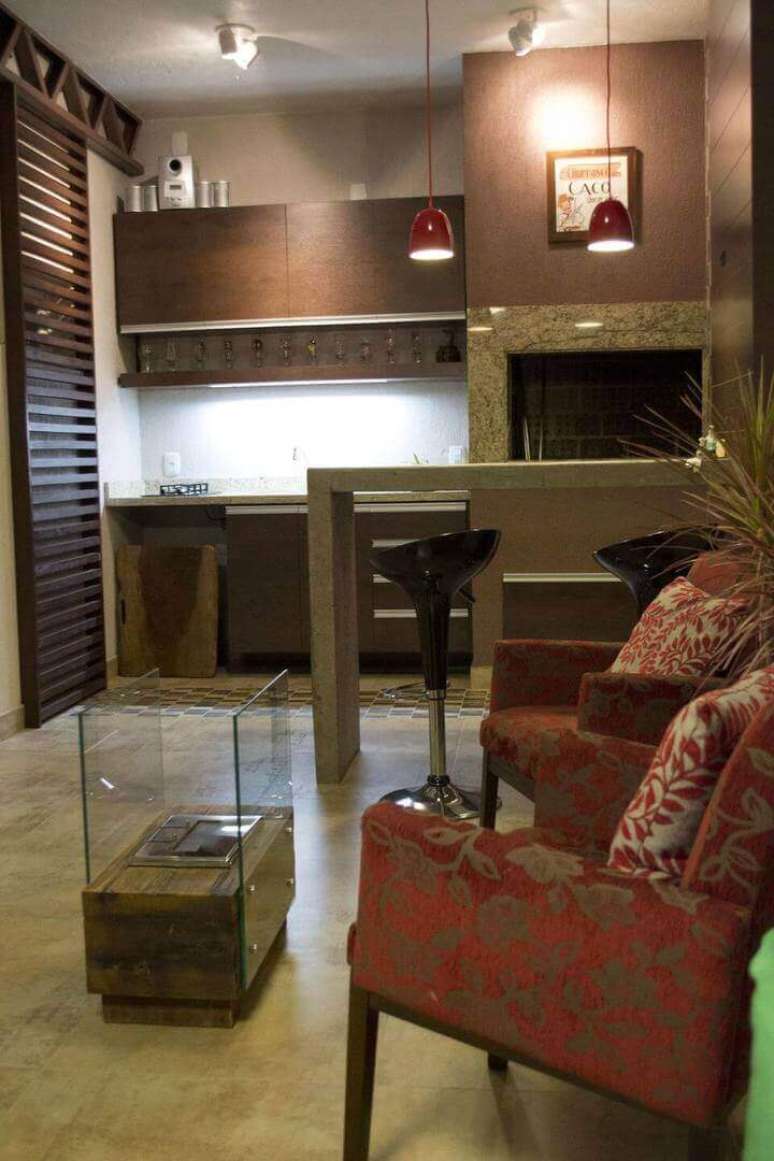 6. N&atilde;o &eacute; errado usar uma poltrona vermelha estampada na sua decora&ccedil;&atilde;o. Projeto de Elevo Arquitetura