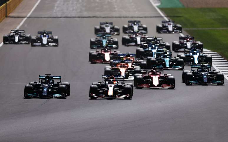 Lewis Hamilton lado a lado com Max Verstappen na largada do GP da Inglaterra 