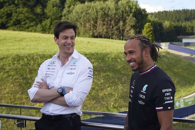 A Mercedes, chefiada por Toto Wolff, revelou que Lewis Hamilton está conhecendo os benefícios do simulador 