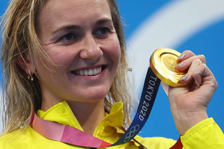 Ariarne Titmus, da Austrália, mostra a medalha de ouro conquistada nesta segunda-feira Kai Pfaffenbach/Reuters