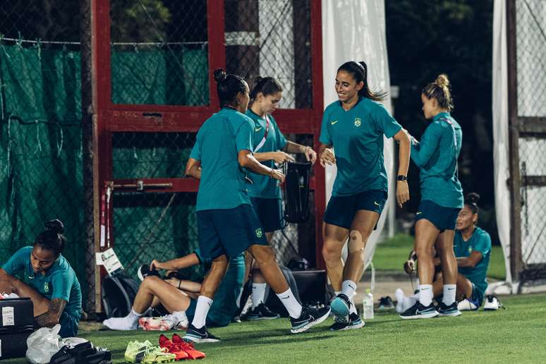 Clima de descontração no treino da Seleção Brasileira feminina de futebol nesta segunda-feira Sam Robles CBF