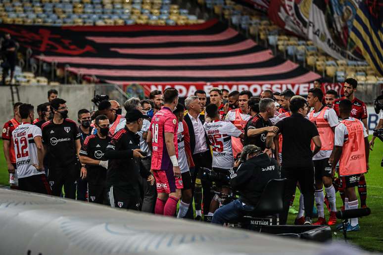 Confusão entre integrantes das comissões técnicas de Flamengo e São Paulo no Maracanã