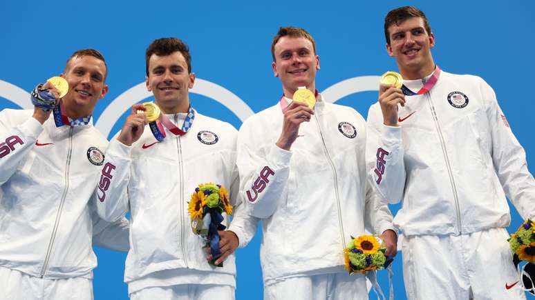 Nadadores americanos exibem a medalha de ouro conquistada nesta segunda-feira Kai Pfaffenbach/Reuters