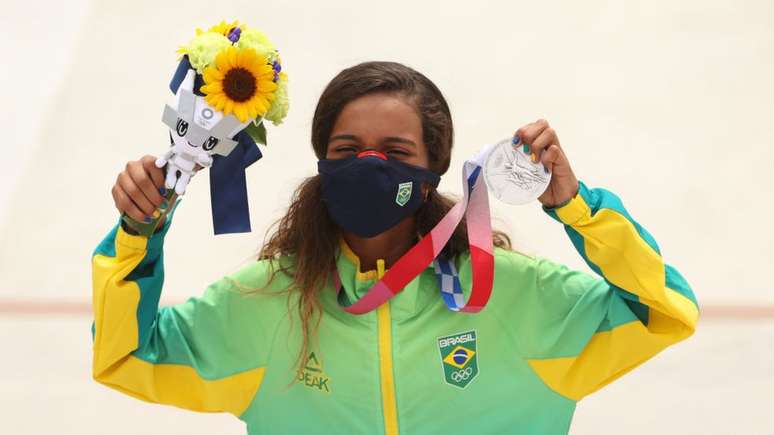 Rayssa Leal segurando sua medalha de prata