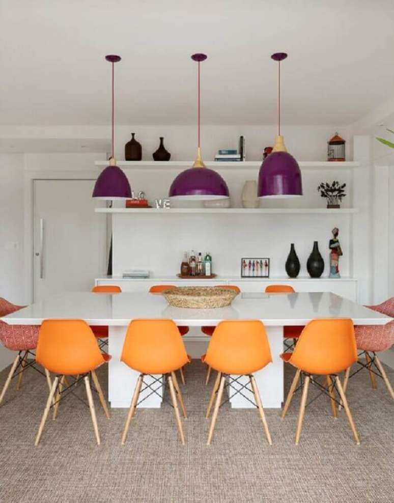 4. Luminária de teto roxa para sala de jantar branca decorada com cadeira laranja – Foto: Casa de Valentina