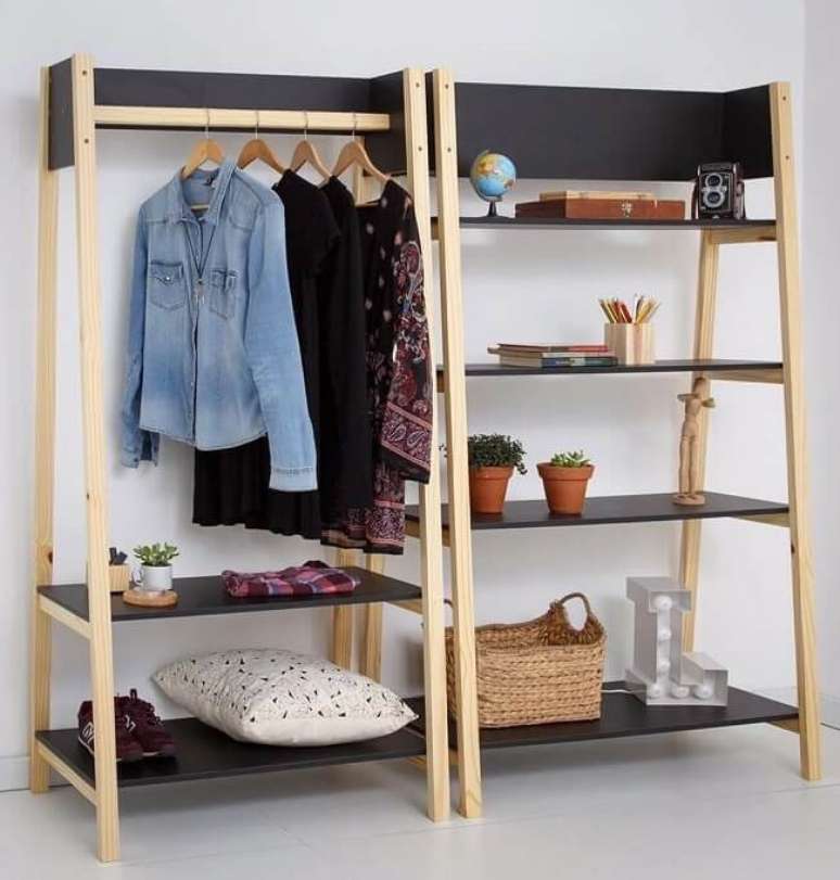 24. Arara de madeira com prateleira que auxiliam na organiza&ccedil;&atilde;o. Fonte: Studio Vero