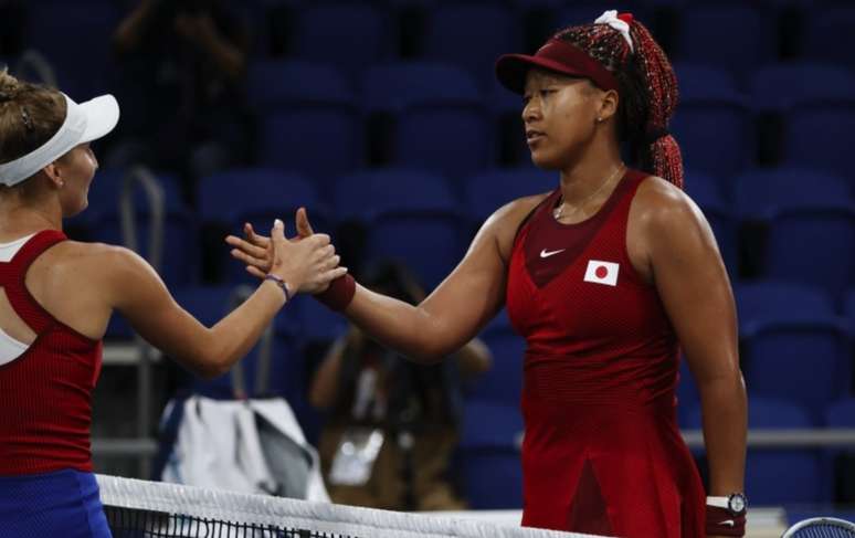 Naomi Osaka foi eliminada pela tcheca Marketa Vondrousova (esquerda)