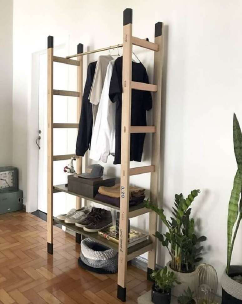 28. Arara de madeira feita com escada. Fonte: Do.edu