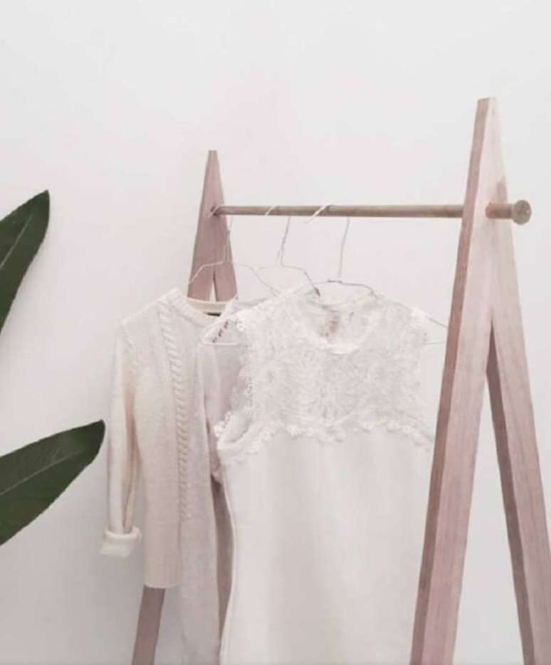 15. A arara de madeira simples &eacute; perfeita para decora&ccedil;&otilde;es boho chic e escandinavas. Fonte: Pinterest