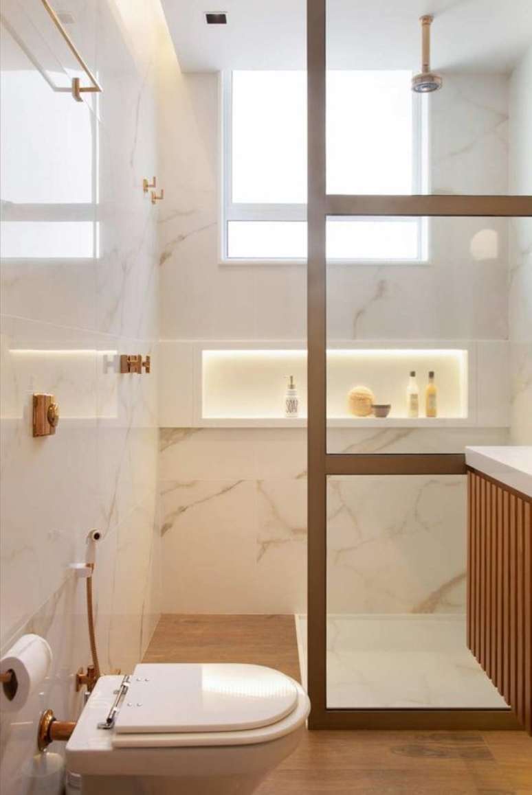 66. Nicho de embutir para banheiro com azulejo marmorizado e piso amadeirado – Foto Casa de Valentina