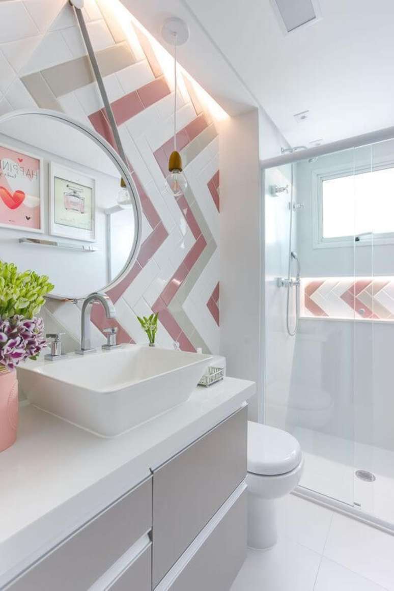 36. Porcelanato para banheiro branco e rosa com nicho embutido no box – Foto Arkpad