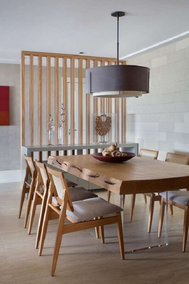 48. Luminária para sala de jantar cinza claro decorada com mesa de madeira moderna – Foto: Casa de Valentina