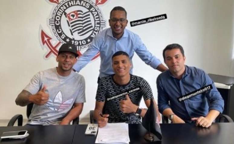 Rodrigo Varanda assinou a renovação com o Corinthians acompanhado do pai (Foto: Reprodução/Instagram)