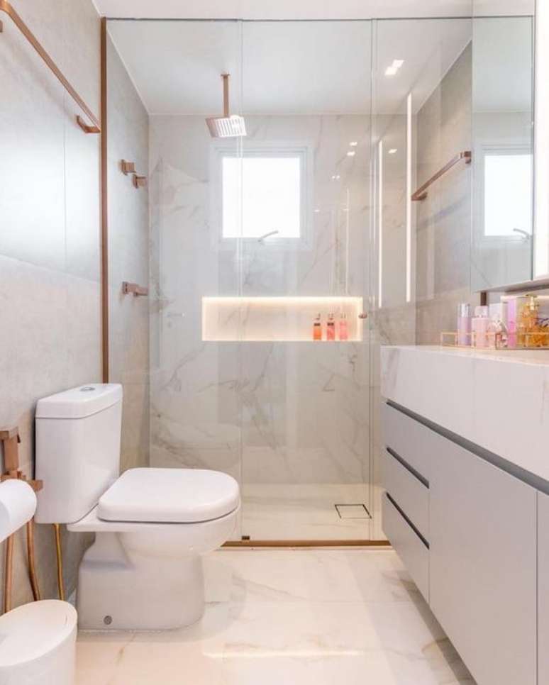 25. Nicho de embutir para banheiro moderno com revestimento marmorizado branco – Foto pinterest