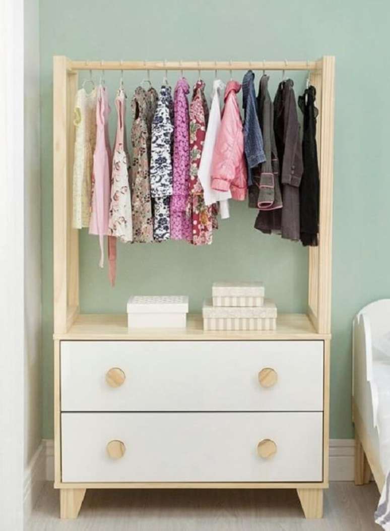 44. Mantenha a organização no quarto das crianças com a arara de madeira. Fonte: Pinterest