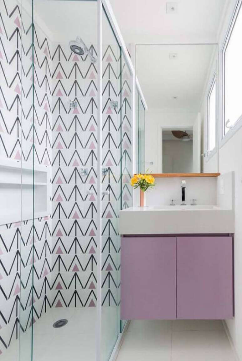 59. Decoração moderna com armário de banheiro pequeno lilás e branco – Foto Home Fashion Trend