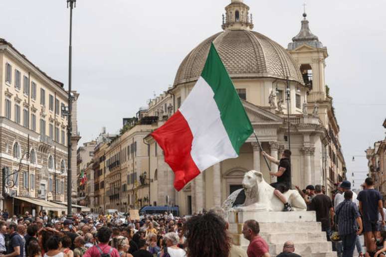 Multidão se reuniu nas ruas de Roma