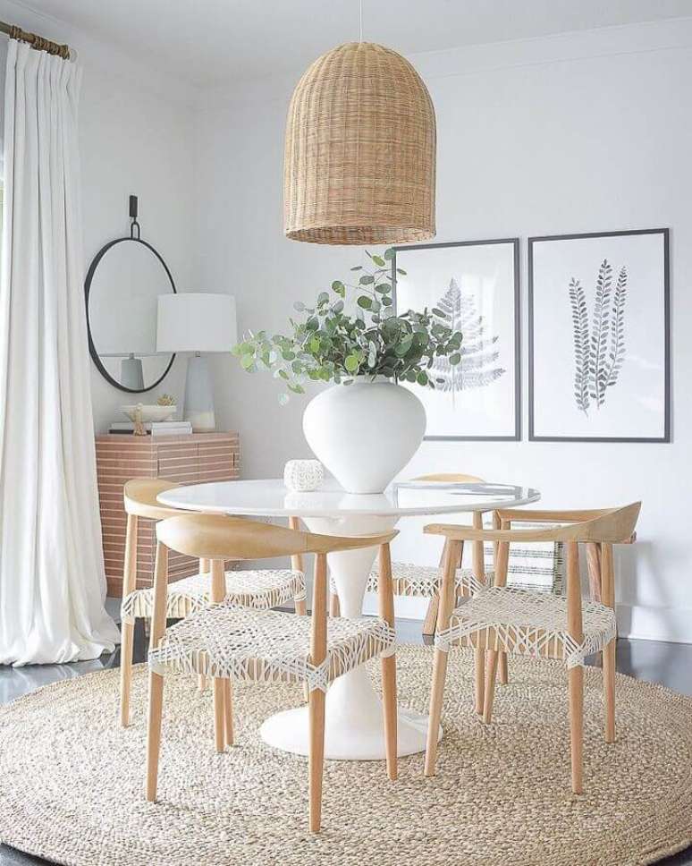 22. Decoração em cores neutras com luminária de teto para sala de jantar – Foto: ZDesign at Home