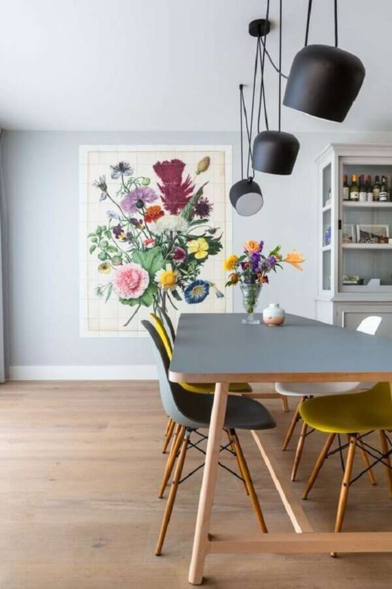 71. Modelo diferente de luminária para sala de jantar decorada com cadeiras coloridas – Foto: Huize Herfst