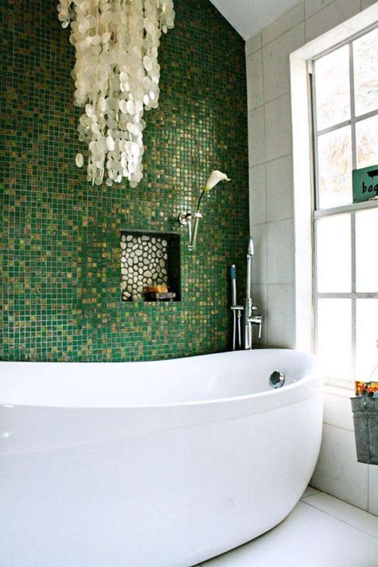 40. Revestimento verde para banheiro com nicho de embutir moderno – Foto Tile Moutain
