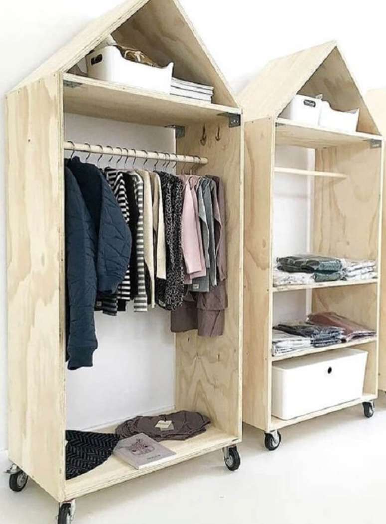 13. A arara de madeira em formato de casinha traz uma nova perspectiva ao c&ocirc;modo. Fonte: Pinterest