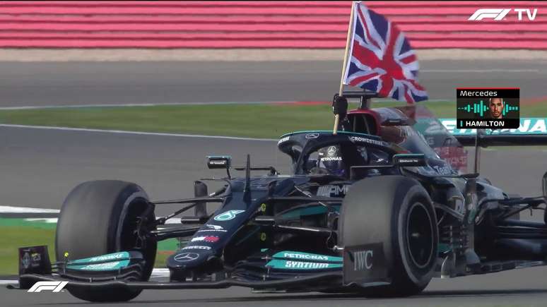 Lewis Hamilton celebrou com a bandeira na mão 