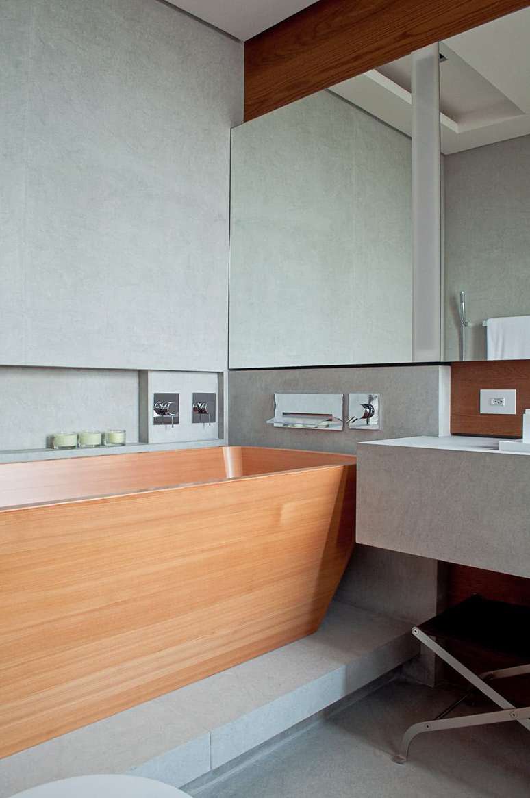 47. Banheiro moderno com nicho de embutir perto da banheira – Foto Pinterest