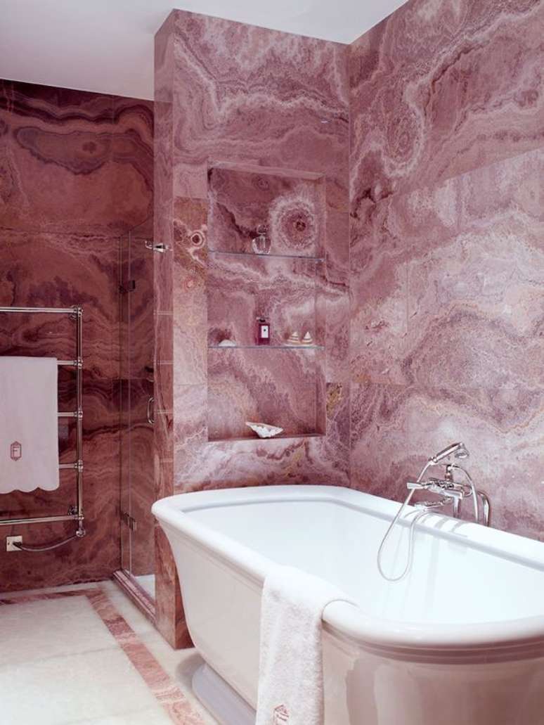 38. Revestimento marmorizado cor de rosa para banheiro com nicho embutido – Foto Stone Theatre