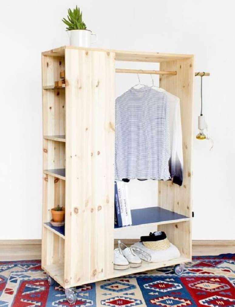 1. Arara de madeira para roupas com nichos laterais que ajudam na organização. Fonte: Pinterest