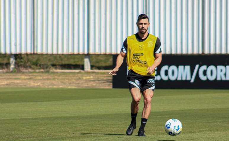 Giuliano avança em preparação para estrear pelo Corinthians (Foto: Felipe Szpak/Ag. Corinthians)