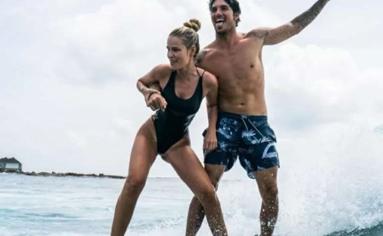 Yasmin Brunet ao lado de Gabriel Medina, que acabou sendo derrotado nas semifinais do surfe em Tóquio (Foto: Reprodução/Instagram)