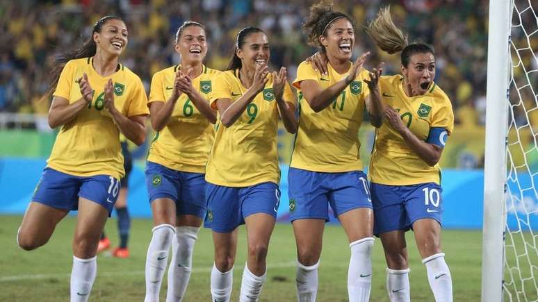 Marta, na foto &agrave; direita, ao lado de colegas da sele&ccedil;&atilde;o em foto de 2016