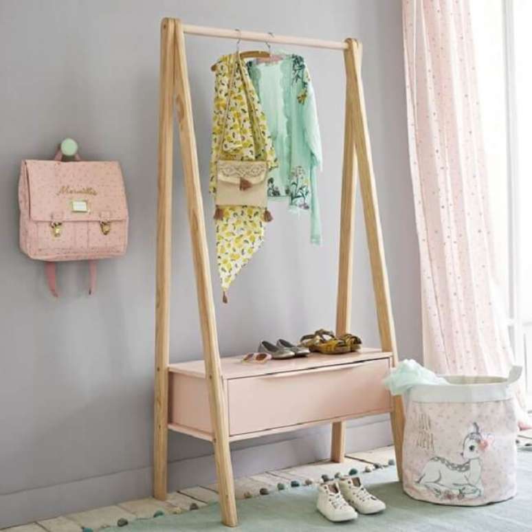 9. A arara de madeira com gaveta ajuda na organiza&ccedil;&atilde;o do c&ocirc;modo. Fonte: Pinterest