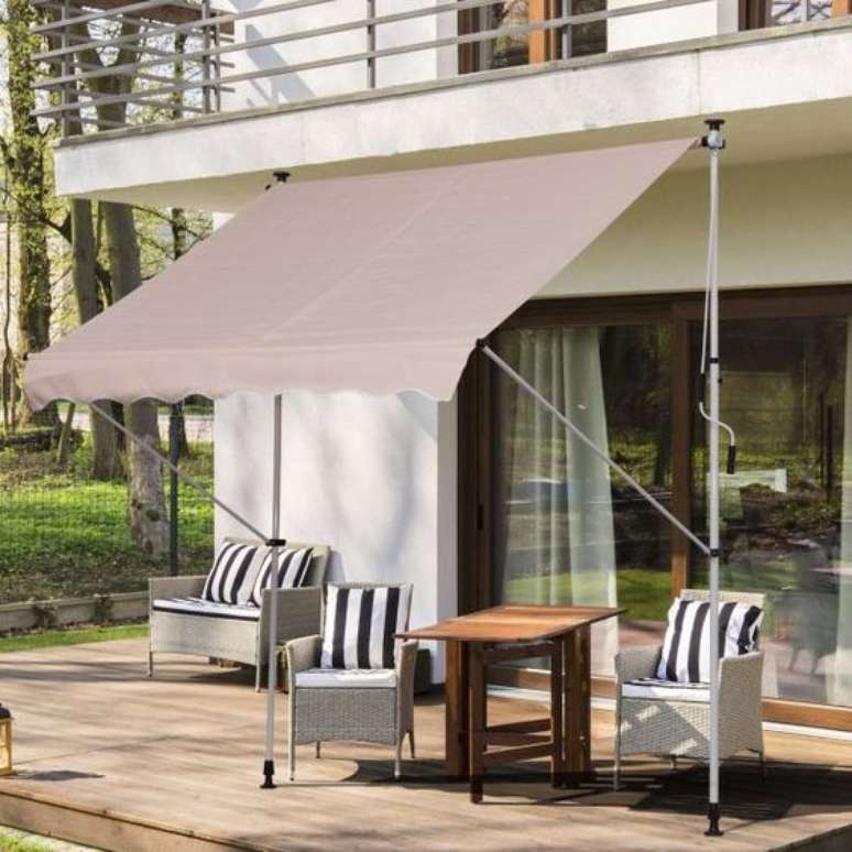 10. Toldo para varanda com móveis impermeáveis e decoração aconchegante -Foto Kuanto Kusta