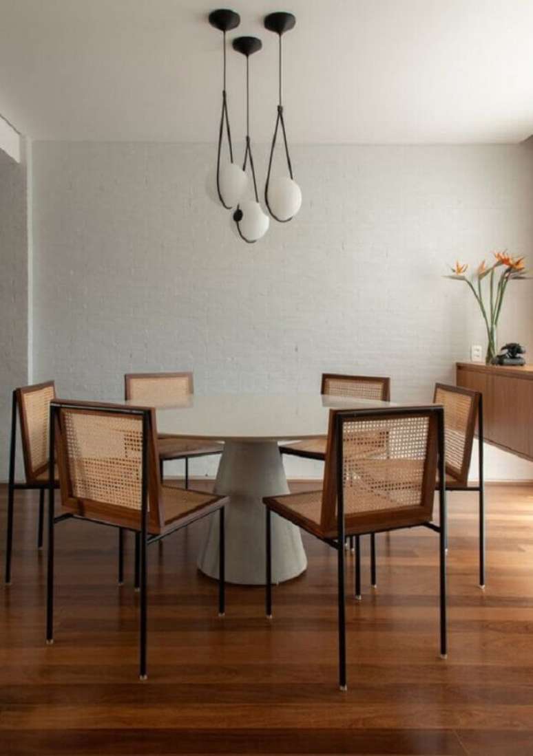 15. Decoração clean com luminária moderna para sala de jantar com mesa redonda – Foto: Pinterest