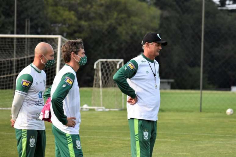 Lisca ao lado dos auxiliares Cauan Almeida e Márcio Hahn (Foto: Estevão Germano/América-MG)