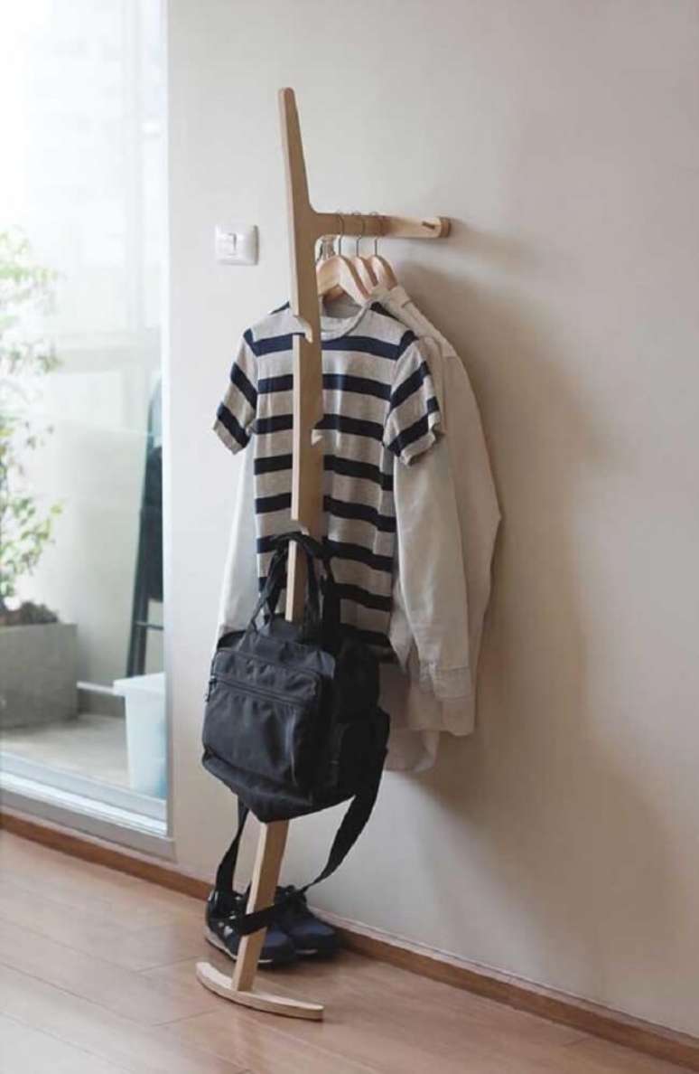 54. Na falta de espa&ccedil;o opte por uma mini arara de madeira simples. Fonte: Pinterest