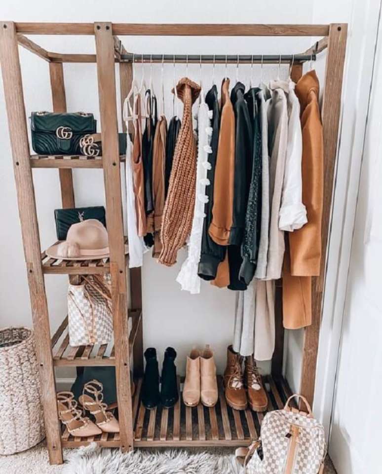 2. Arara de madeira com nichos laterais para organiza&ccedil;&atilde;o de sapatos e bolsas. Fonte: Pinterest