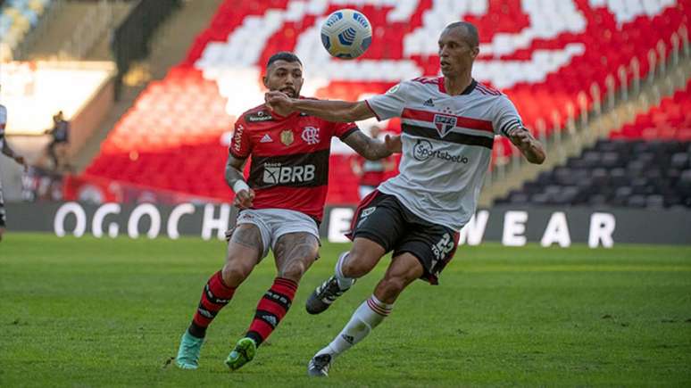 Gabigol em duelo direto com Miranda: Flamengo goleou o São Paulo no Maracanã (Foto: Alexandre Vidal / Flamengo)