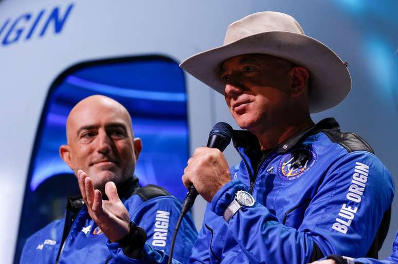 Bezos voou ao espaço com seu irmão Mark na semana passada, no que foi o primeiro voo turístico da sua aeronave New Shepard